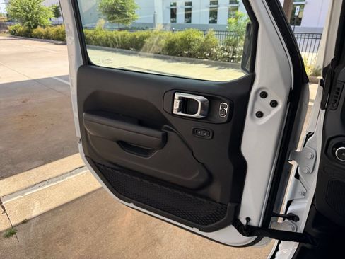 Used 2025 Jeep Wrangler Unlimited Sport AWD/4WD image 18