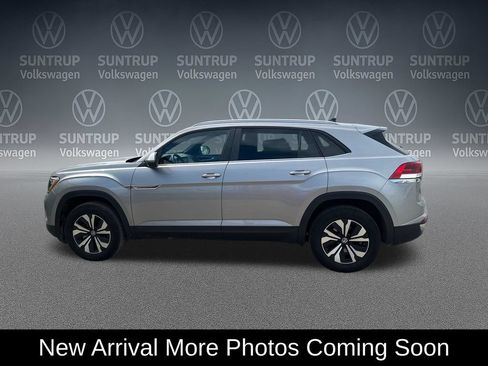 Used 2025 Volkswagen Atlas Cross Sport SE AWD/4WD image 2