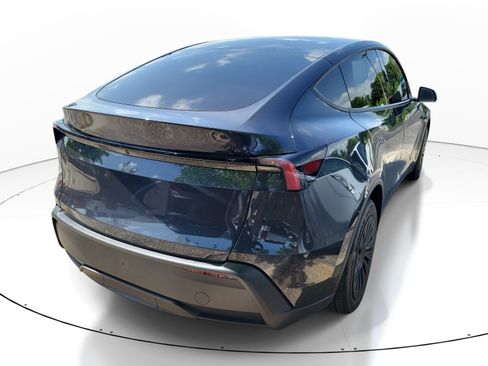 Used 2026 Tesla Model Y 2WD image 9