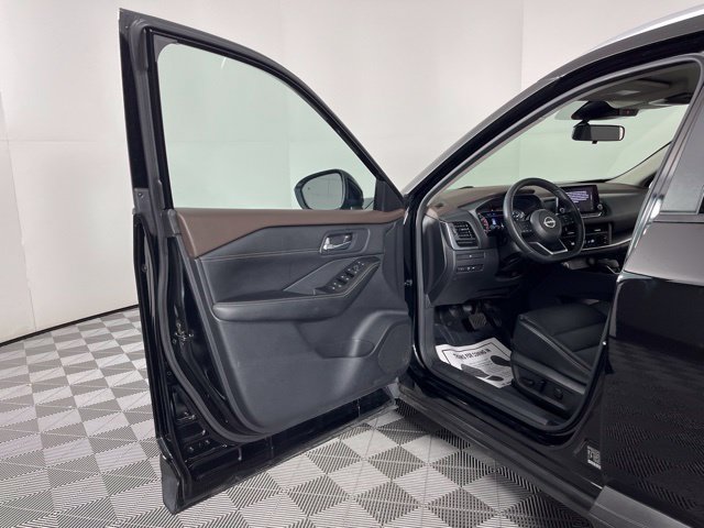 Used 2023 Nissan Rogue SV w/ SV Premium B Package FWD image 18