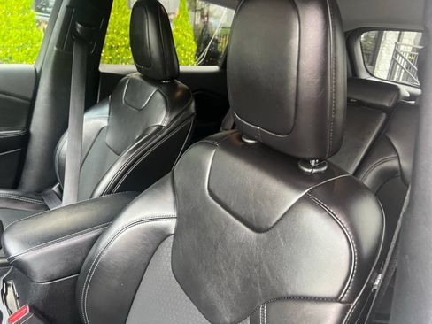 Used 2019 Jeep Cherokee Latitude Plus AWD/4WD image 21