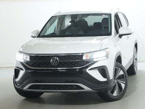Used 2024 Volkswagen Taos SE AWD/4WD image 3