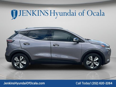 Used 2022 Chevrolet Bolt EUV LT w/ Convenience Package FWD image 2