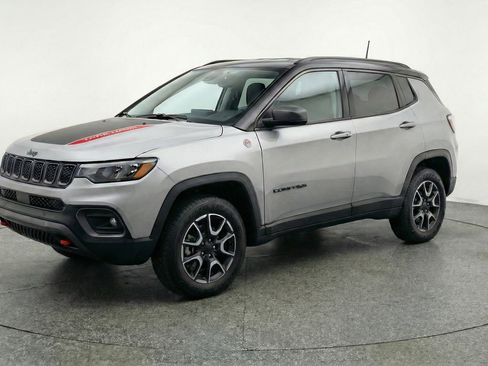 Used 2025 Jeep Compass Trailhawk image 3