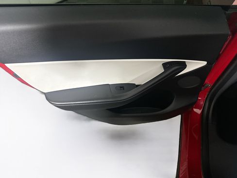 Used 2021 Tesla Model Y Long Range image 25