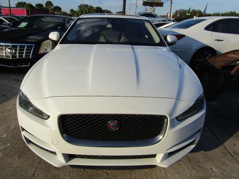 Used 2018 Jaguar XE image 2