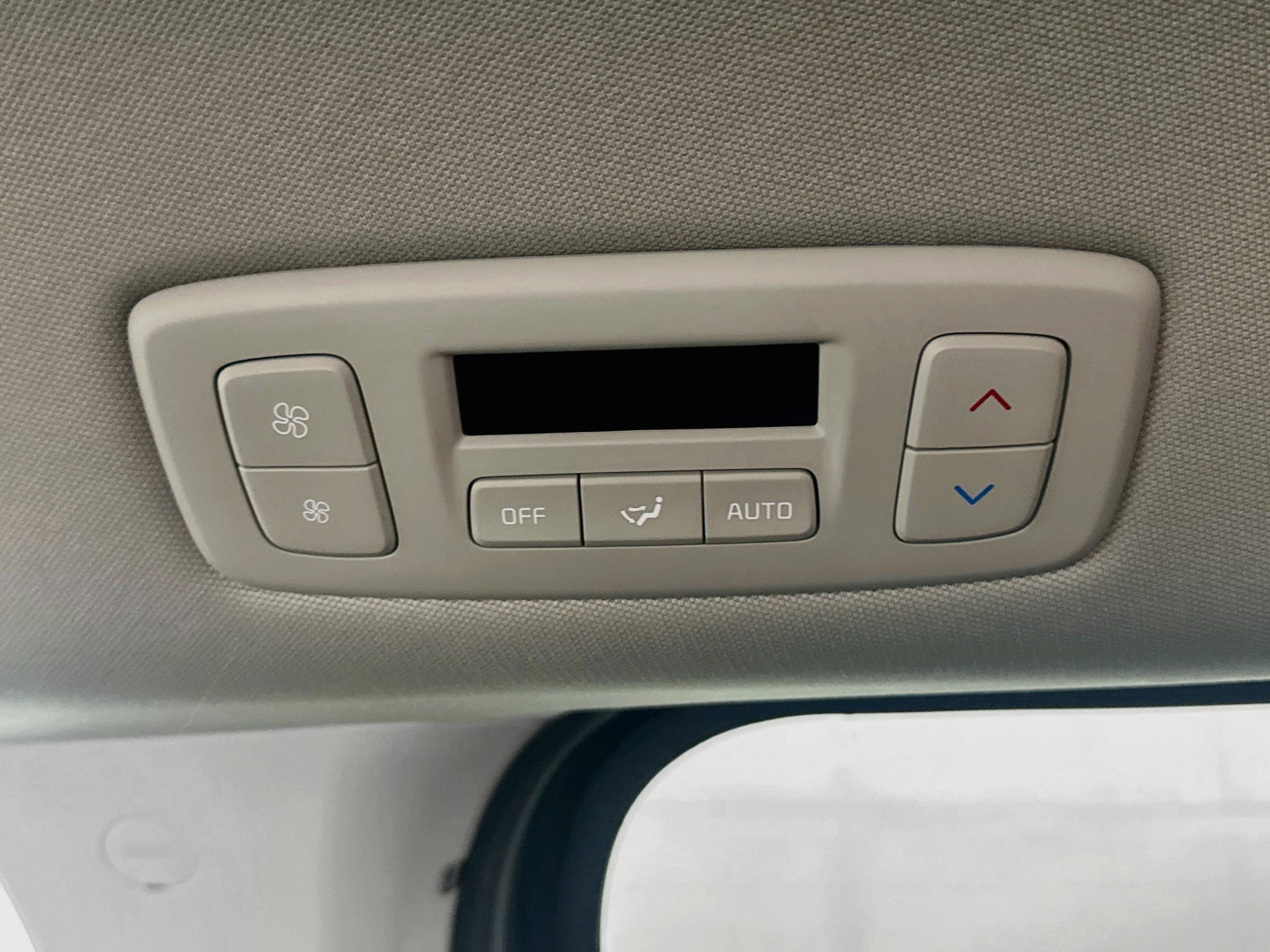 Used 2025 Kia Carnival FWD image 27