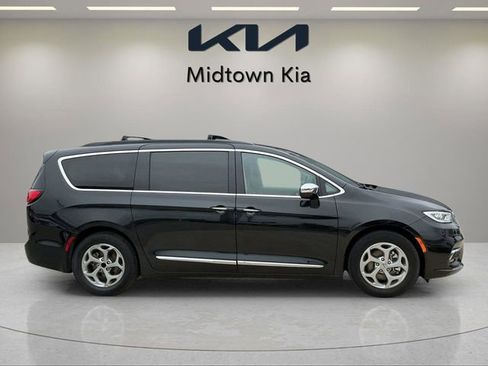 Used 2023 Chrysler Pacifica Limited FWD image 2