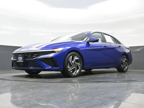 Certified 2025 Hyundai Elantra SEL image 27