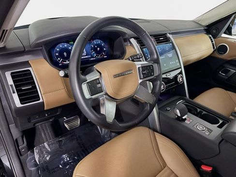 Used 2025 Land Rover Discovery Metropolitan Edition image 9