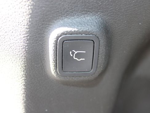 Used 2019 Jeep Cherokee Limited image 16