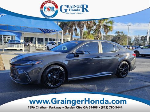 Used 2025 Toyota Camry SE image 1