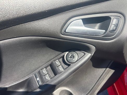 Used 2016 Ford Focus SE w/ SE Sport Package FWD image 21