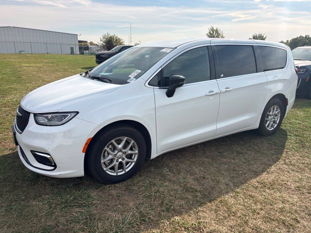 Used 2026 Chrysler Pacifica Select FWD image 3
