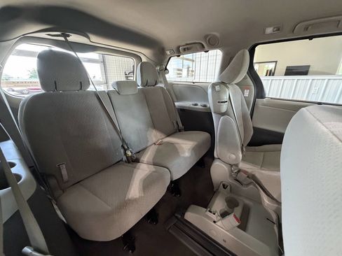 Used 2018 Toyota Sienna LE FWD image 27