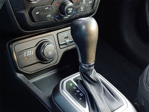 Used 2021 Jeep Renegade Limited image 23