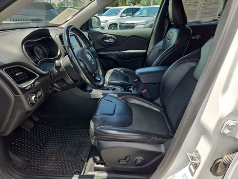 Used 2019 Jeep Cherokee Trailhawk w/ Cold Weather Group image 14