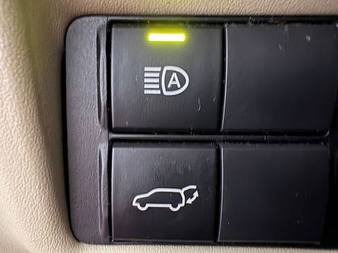 Used 2020 Toyota Highlander XLE image 16