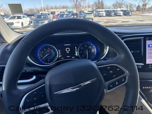 Used 2024 Chrysler Pacifica Touring-L image 3