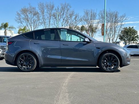 Used 2021 Tesla Model Y Standard Range image 3
