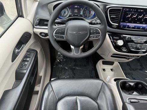 Used 2022 Chrysler Pacifica Touring-L FWD image 15