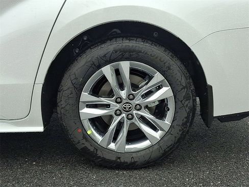 New 2025 Toyota Sienna XLE image 18