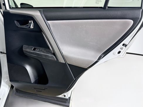 Used 2017 Toyota RAV4 Platinum FWD image 31