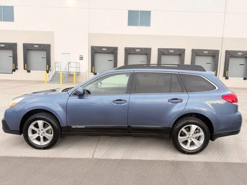 Used 2013 Subaru Outback 3.6R Limited w/ Moonroof Pkg AWD/4WD image 2