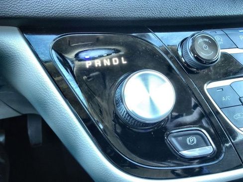 Used 2024 Chrysler Pacifica Touring-L image 19