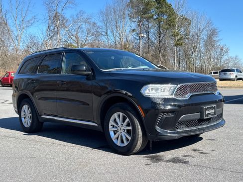 Used 2024 Dodge Durango SXT w/ 3rd Row Seating Group image 3