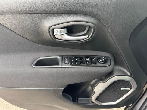 Used 2021 Jeep Renegade Latitude w/ Sun & Sound Group image 16