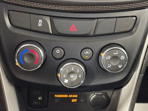 Used 2019 Chevrolet Trax LT w/ LT Convenience Package FWD image 39