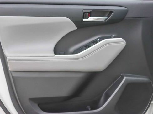 Used 2020 Toyota Highlander XLE image 21