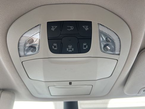 Used 2023 Chrysler Pacifica Touring-L image 37