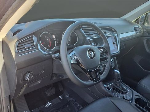 Used 2021 Volkswagen Tiguan SE w/ Panoramic Sunroof Package image 60