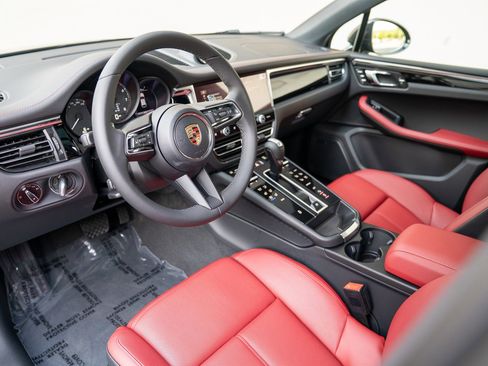 Certified 2025 Porsche Macan AWD/4WD image 4