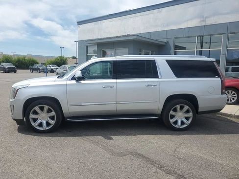Used 2019 Cadillac Escalade ESV Luxury AWD/4WD image 2
