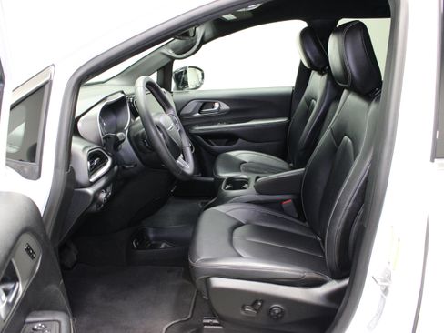 Used 2025 Chrysler Pacifica Select FWD image 19