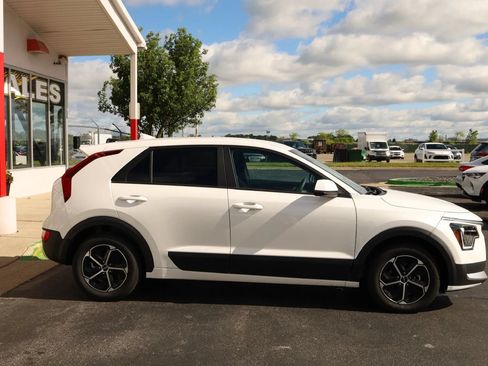 Used 2025 Kia Niro LX FWD image 4