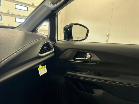 New 2027 Chrysler Pacifica Select FWD image 27