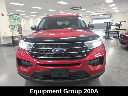 Used 2024 Ford Explorer XLT AWD/4WD image 2