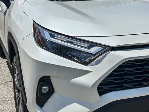 Used 2022 Toyota RAV4 XLE Premium AWD/4WD image 4