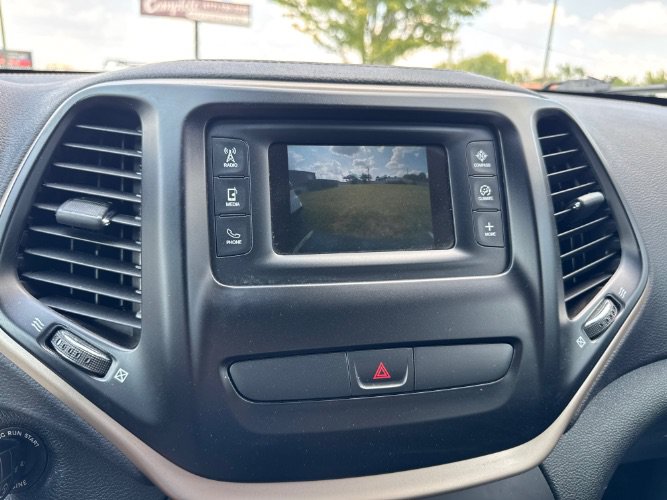 Used 2018 Jeep Cherokee Latitude w/ Cold Weather Group FWD image 21