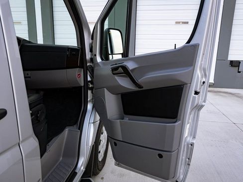 Used 2015 Mercedes-Benz Sprinter 2500 image 19