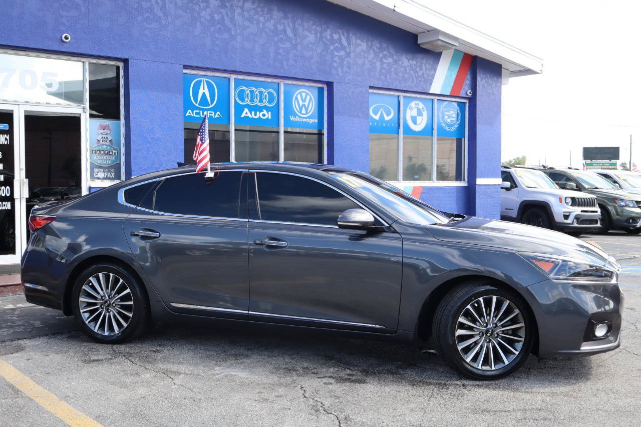 Used 2017 Kia Cadenza Premium w/ Luxury Package FWD image 4