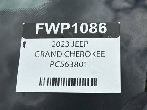 Used 2023 Jeep Grand Cherokee Limited w/ Luxury Tech Group II RWD image 31