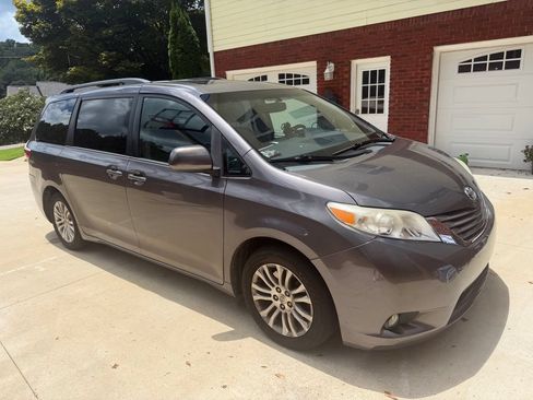 Used 2015 Toyota Sienna XLE w/ XLE Navigation Package FWD image 4