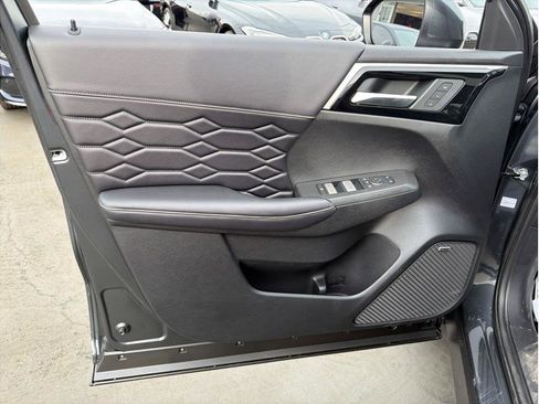 Used 2025 Mitsubishi Outlander SEL image 10