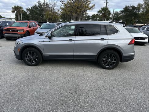 Used 2022 Volkswagen Tiguan SE w/ Panoramic Sunroof Package FWD image 3