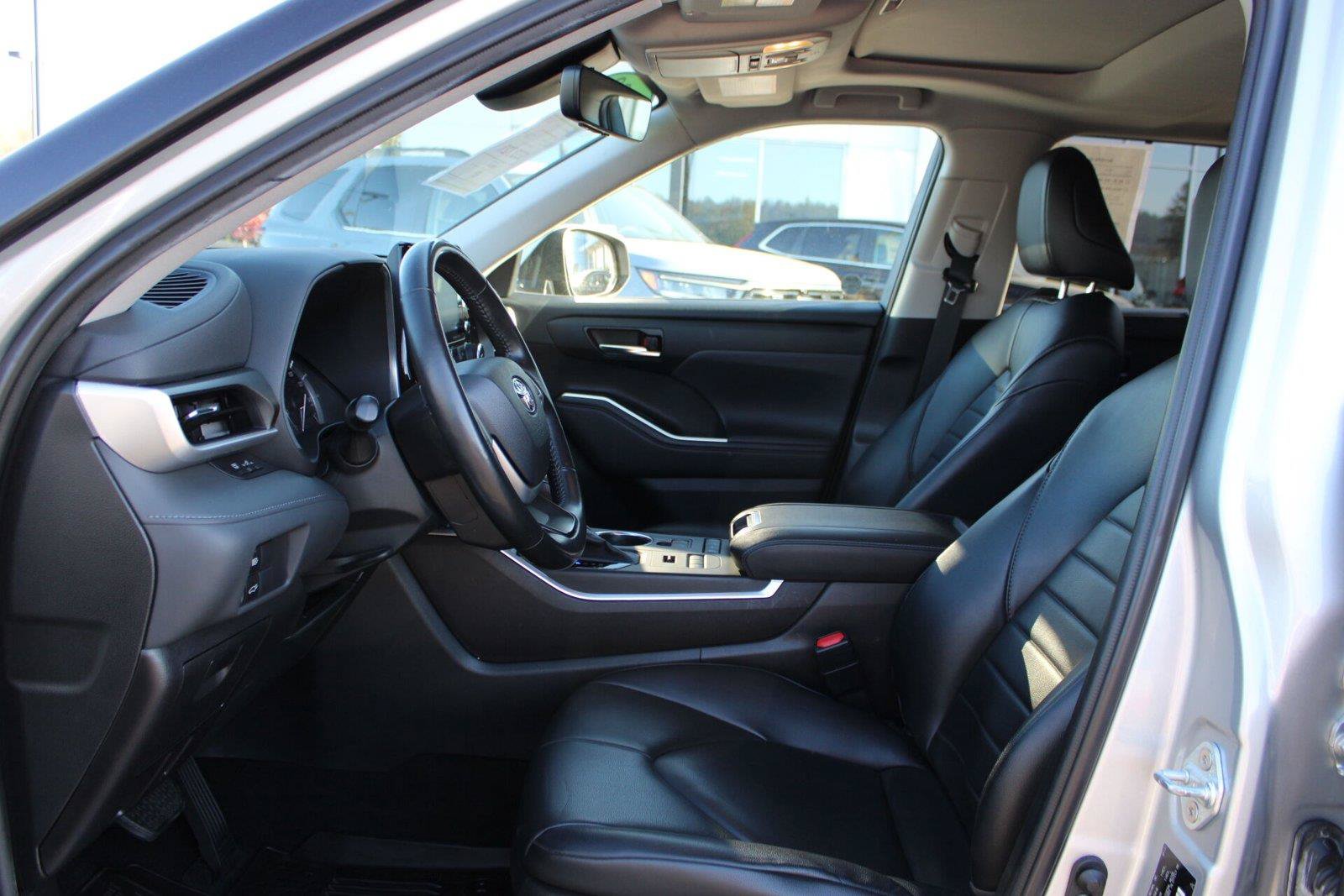 Used 2022 Toyota Highlander XLE AWD/4WD image 23